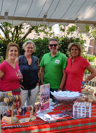 Met het hele bestuur aanwezig op de markt.